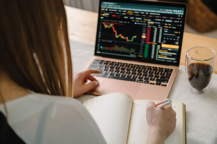 Fintelio Latam Simulador de Trading & Análisis con IA